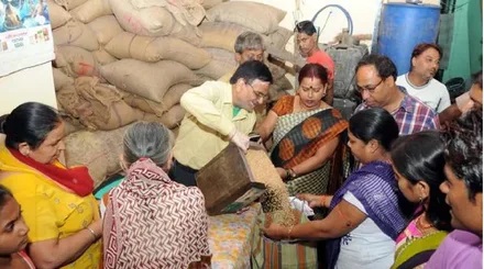गाड़ियों की कमी से राशन वितरण प्रभावित, कई दुकानों में चावल-शक्कर का स्टॉक खत्म