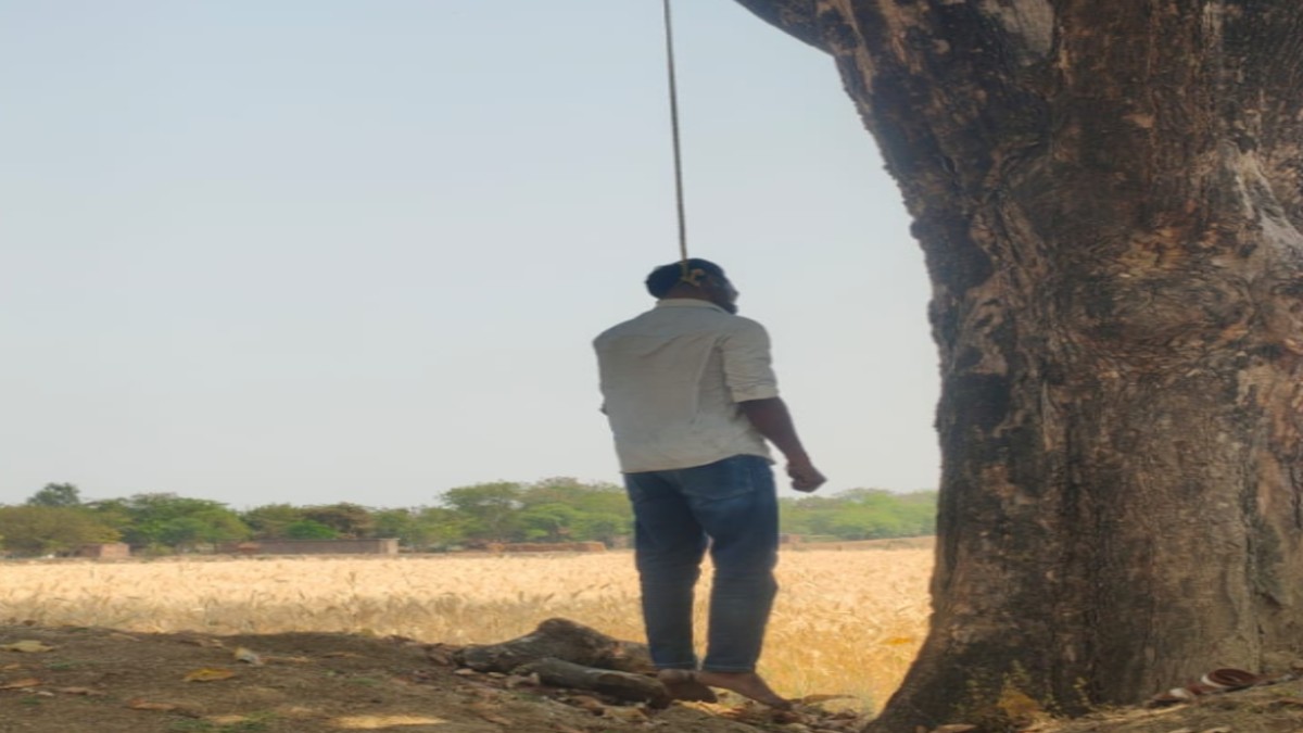 HATA NEWS : जबलपुर में पेड़ पर लटका मिला अज्ञात व्यक्ति का शव, हटा में एक युवक ने दोस्त को VIDEO CALL कर लगाई फांसी 