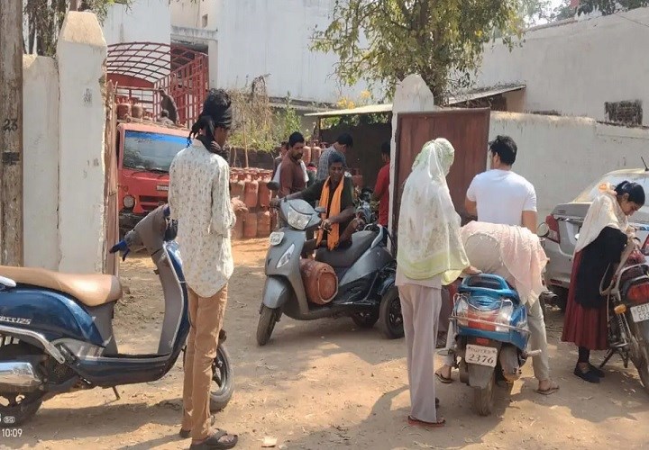 गैस संकट में बढ़ी मुनाफाखोरी: जगदलपुर में 1100 का सिलेंडर 4 हजार तक, होटल-रेस्टोरेंट बंद