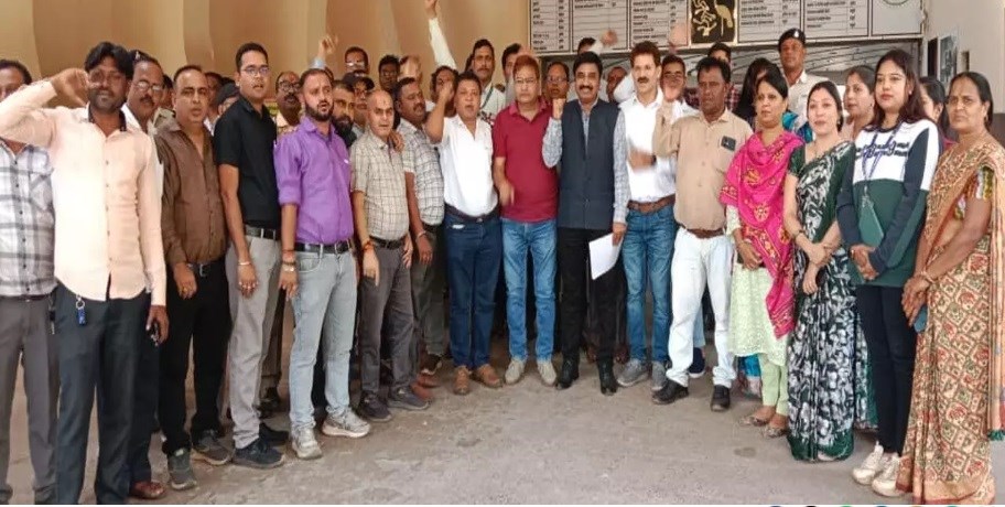 छत्तीसगढ़ में कर्मचारियों का प्रदेशव्यापी प्रदर्शन: 11 मांगों को लेकर सड़कों पर उतरे अधिकारी-कर्मचारी