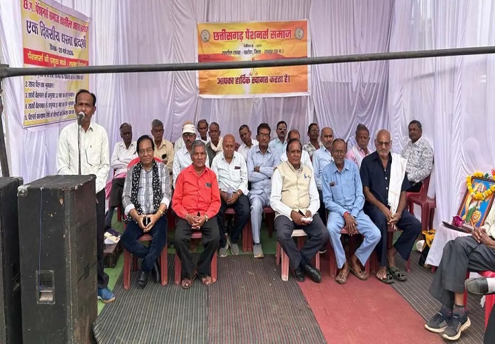 पेंशनर्स का एक दिवसीय धरना, पांच सूत्रीय मांगों को लेकर मुख्यमंत्री के नाम तहसीलदार को सौंपा ज्ञापन
