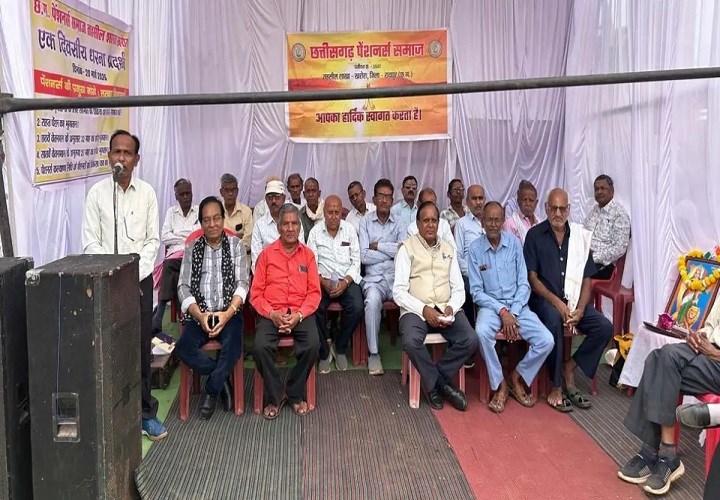 पेंशनर्स का एक दिवसीय धरना, पांच सूत्रीय मांगों को लेकर मुख्यमंत्री के नाम तहसीलदार को सौंपा ज्ञापन