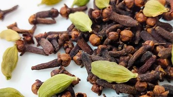 स्वास्थ्य संबंधी समस्याओं के लिए लाभकारी है लौंग-इलायची, डाइजेशन से लेकर इम्यूनिटी होगी बेहतर, जानें फायदे 