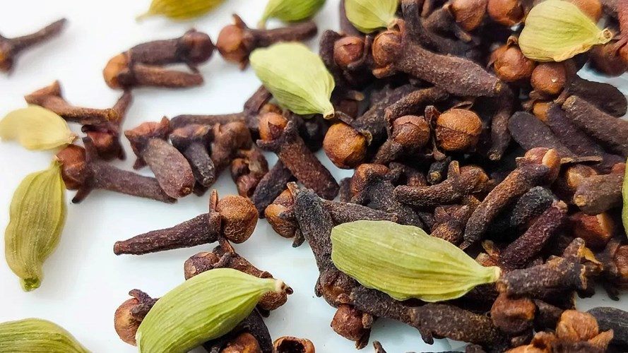 स्वास्थ्य संबंधी समस्याओं के लिए लाभकारी है लौंग-इलायची, डाइजेशन से लेकर इम्यूनिटी होगी बेहतर, जानें फायदे 