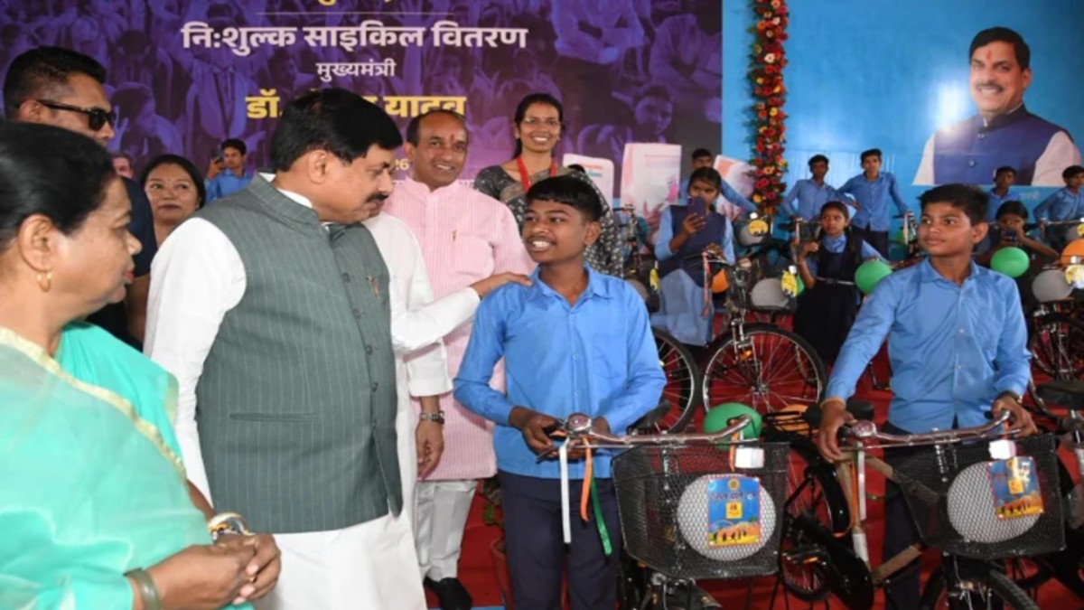 MP NEWS : CM मोहन ने स्कूल चले हम अभियान की शुरुआत, बच्चों को निशुल्क किताबें-साइकिलें की वितरित 