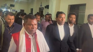 शराब घोटाले में बड़ा एक्शन: 59 आरोपी कोर्ट में पेश, पूर्व मंत्री लखमा, चैतन्य बघेल भी पहुंचे