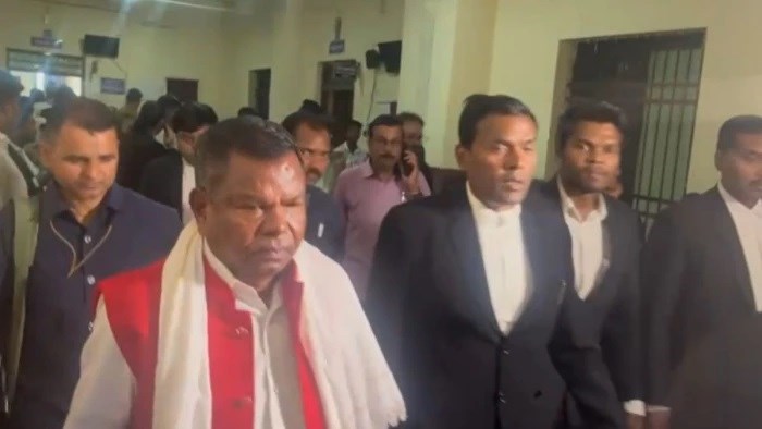 शराब घोटाले में बड़ा एक्शन: 59 आरोपी कोर्ट में पेश, पूर्व मंत्री लखमा, चैतन्य बघेल भी पहुंचे