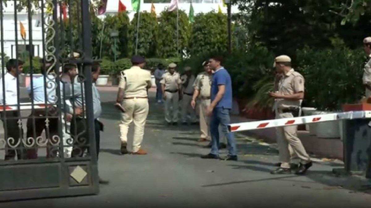 बड़ी खबर ! दिल्ली विधानसभा में बैरिकेड्स तोड़कर घुसे नकाबपोश बदमाश, मचा हड़कप, जांच में जुटी पुलिस 