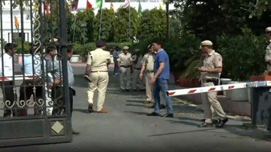 बड़ी खबर ! दिल्ली विधानसभा में बैरिकेड्स तोड़कर घुसे नकाबपोश बदमाश, मचा हड़कप, जांच में जुटी पुलिस 