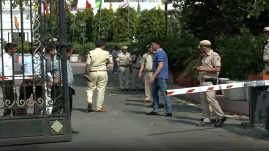 बड़ी खबर ! दिल्ली विधानसभा में बैरिकेड्स तोड़कर घुसे नकाबपोश बदमाश, मचा हड़कप, जांच में जुटी पुलिस 