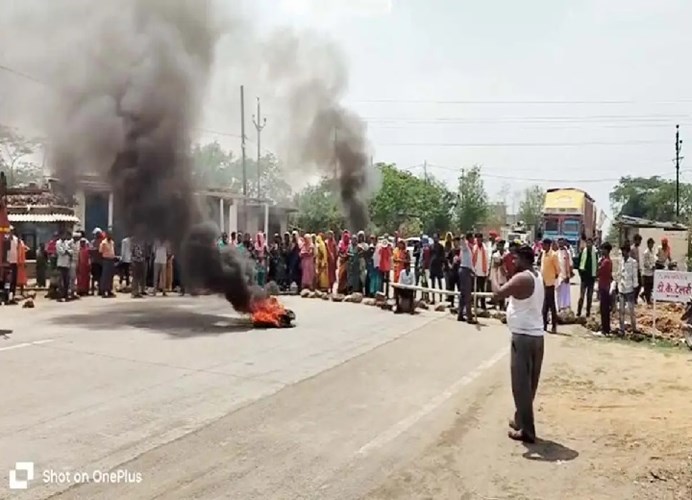 अंबिकापुर में सड़क हादसे में 3 महिलाओं की मौत के बाद उबाल: गुस्साए ग्रामीणों ने हाईवे  पर लगाया जाम, मुआवजे की मांग