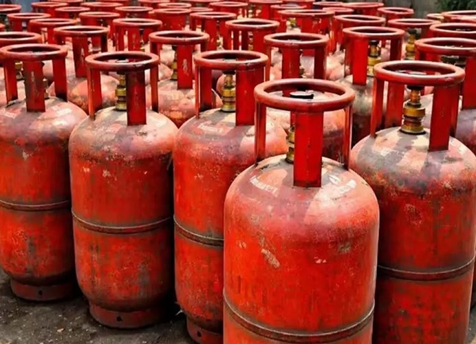 Raipur LPG Crisis: बुकिंग के बावजूद सिलेंडर की डिलीवरी में लगातार हो रही देरी