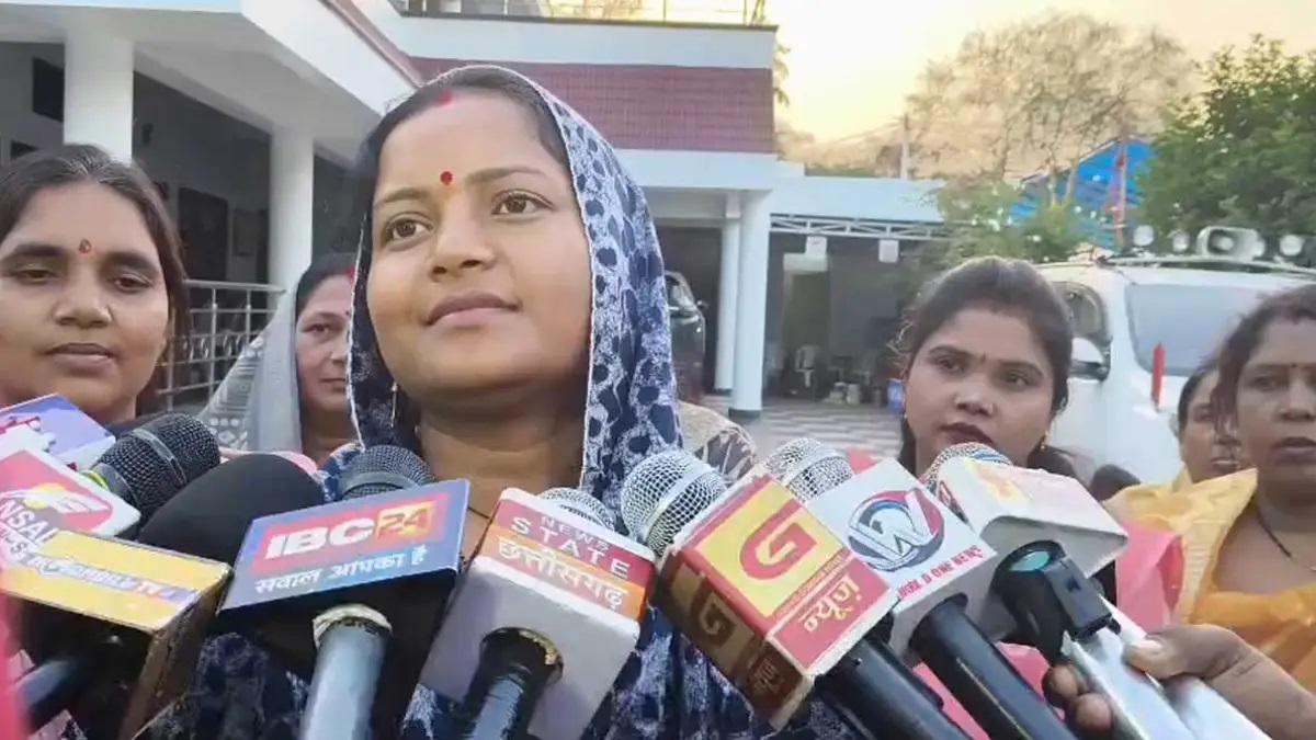 आंगनबाड़ी साड़ी वितरण पर बढ़ा विवाद: गुणवत्ता को लेकर सवाल, मंत्री लक्ष्मी राजवाड़े ने दिए जांच के आदेश