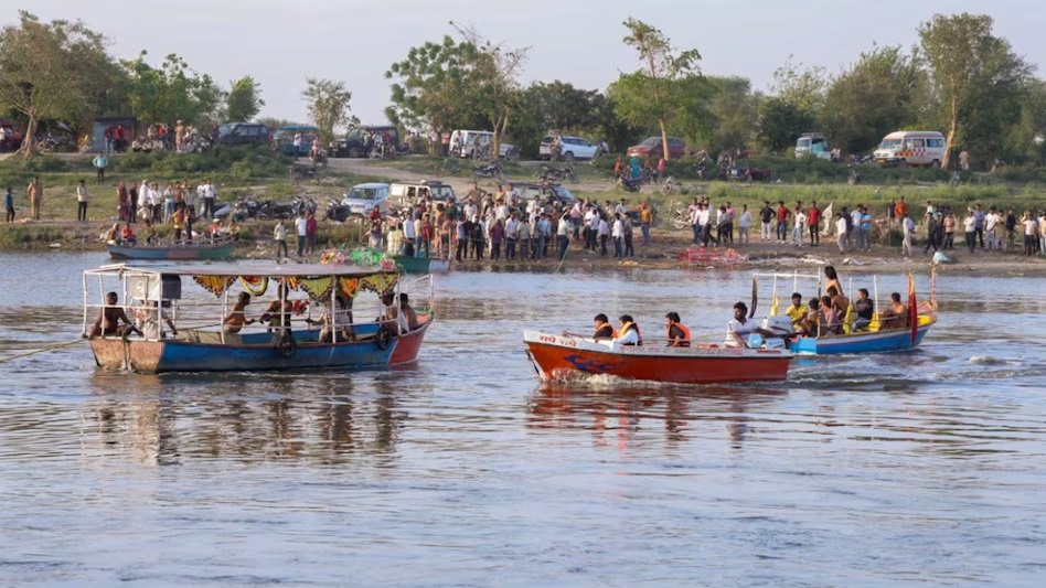 वृंदावन में दर्दनाक नाव हादसा, यमुना में पलटी बोट; कई की मौत, रेस्क्यू जारी