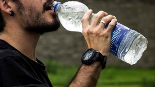 Plastic Bottle Side Effects: प्लास्टिक के बोतल से पानी पीना सेहत के लिए है नुकसानदायक, इन बीमारियों के हो सकते है शिकार 