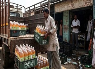 देसी शराब अब प्लास्टिक बोतल में, जिन दुकानों में स्टॉक खत्म वहां पहुंची नई खेप