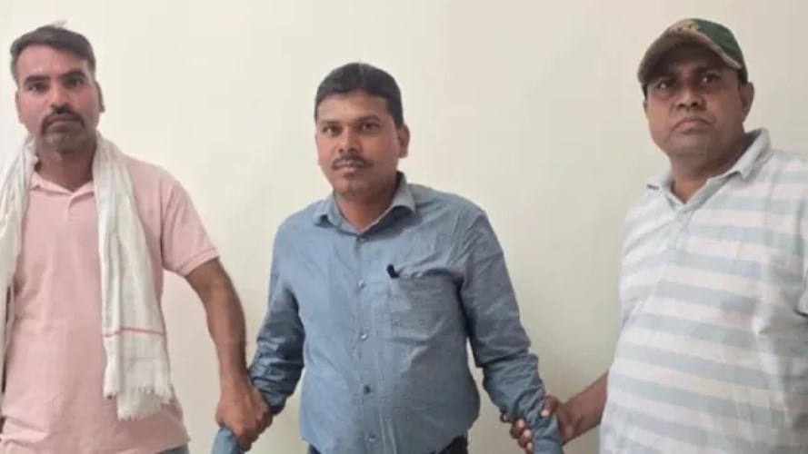 RATLAM NEWS : पटवारी पर गिरी लोकायुक्त की गाज, 20 हजार की रिश्वत लेते हुआ गिरफ्तार, यह है वजह 