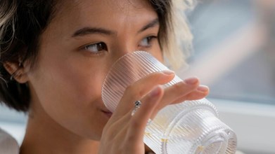 खाने के बाद पानी पीने से सेहत पर पड़ता है बुरा असर, आयुर्वेद में भी है सख्त मनाही, जानें वजह 