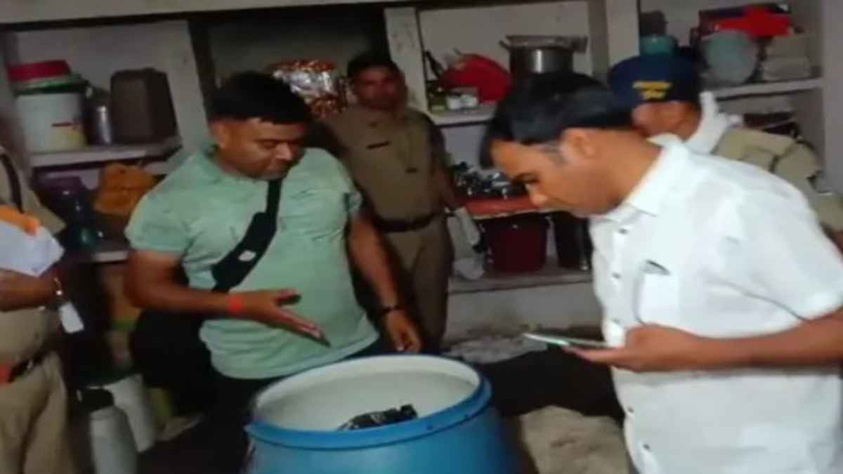 SATNA NEWS : बड़ी खबर ! 11 साल के बच्चे की पडोसी ने गला रेत की हत्या, नीले ड्रम में छिपाया शव, आरोपी की तलाश शुरू 