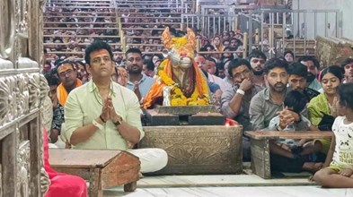 ujjain news : महाकाल के दर्शन के लिए पहुंचे एक्टर रवि किशन, भस्म आरती में हुए शामिल, कहा - बाबा के चरणों में शांति मिलती है