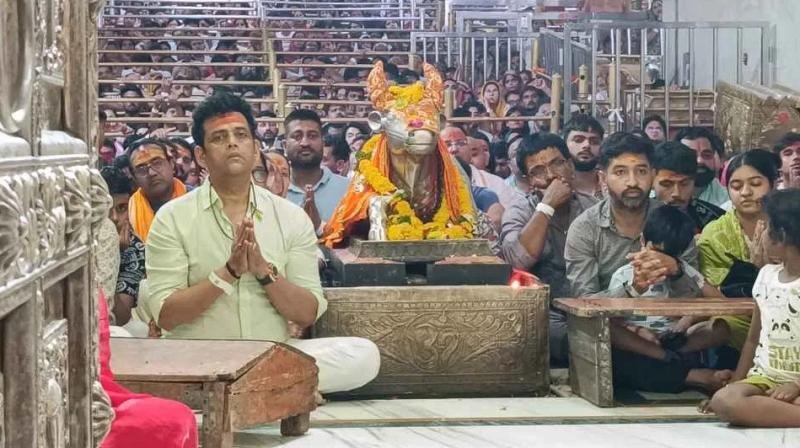 ujjain news : महाकाल के दर्शन के लिए पहुंचे एक्टर रवि किशन, भस्म आरती में हुए शामिल, कहा - बाबा के चरणों में शांति मिलती है