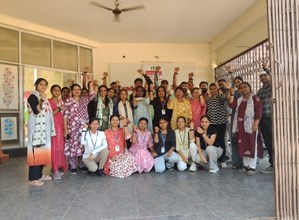 छत्तीसगढ़ में 6800 स्कूलों का बड़ा कदम, अब गुलाब और प्रेम-पत्र के जरिए उठाई जाएंगी मांगें