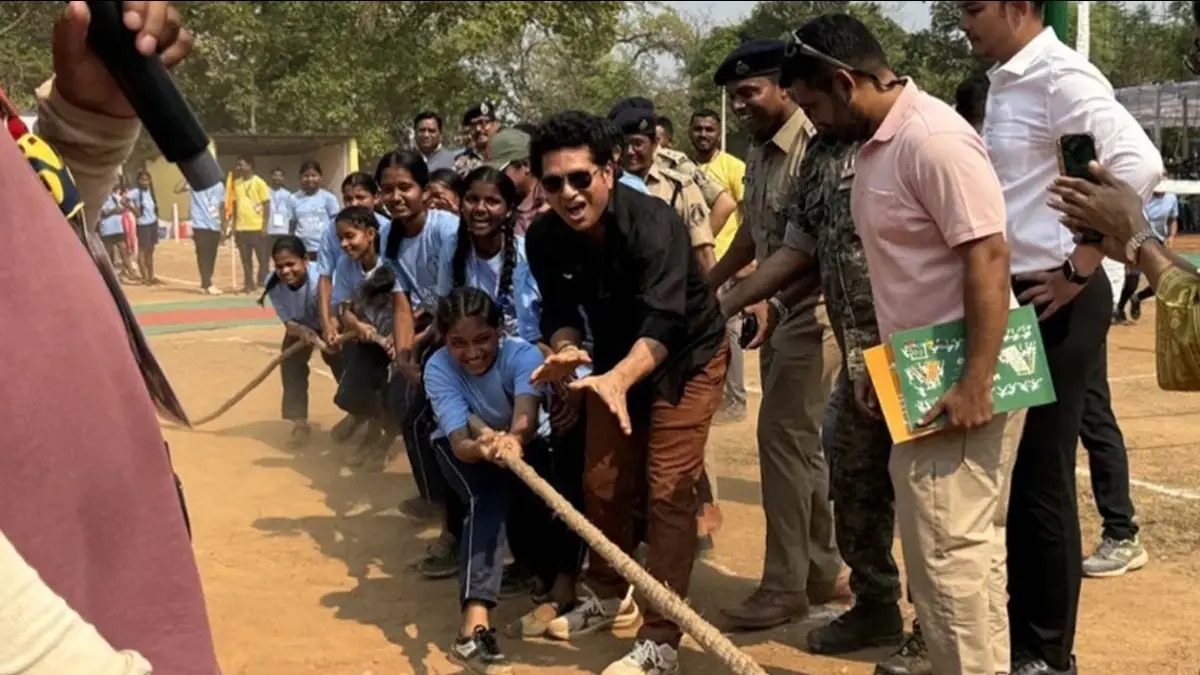 दंतेवाड़ा के छिंदनार गांव में गूंजा उत्साह, क्रिकेट के भगवान Sachin Tendulkar के स्वागत में उमड़ा जनसैलाब
