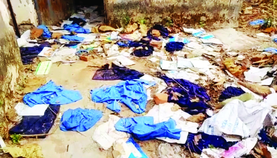 सरकारी स्कूल में बड़ी गड़बड़ी: कचरे के ढेर में मिले सैकड़ों नए यूनिफॉर्म, जांच के आदेश