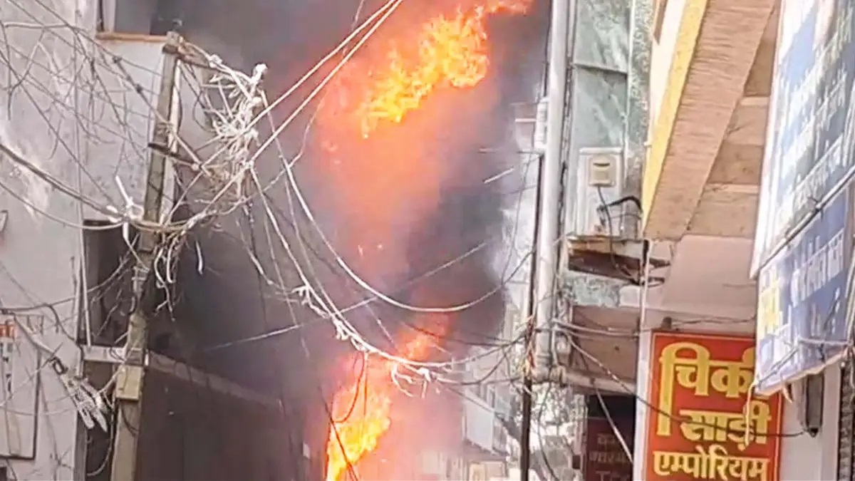 अंबिकापुर में आग का कहर: प्लास्टिक और पटाखों से भरी दुकान में विस्फोट, इलाके में दहशत