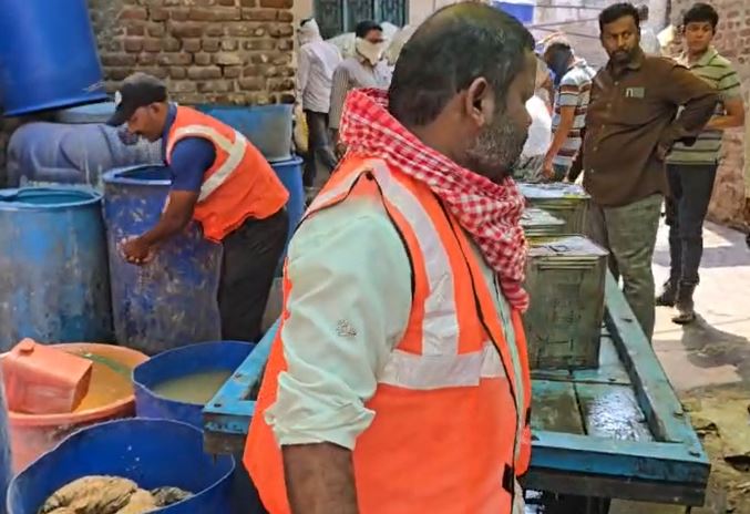 khandwa news : जानवरों की चर्बी से नकली घी बनाने वाली फैक्ट्री पर प्रशासन का छापा, चर्बी, खाल, हड्डी हुए बरामद 