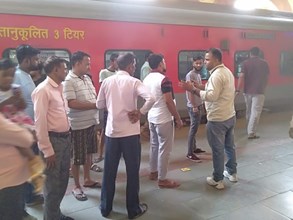 बिलासपुर स्टेशन पर यात्रियों का हंगामा: एसी फेल होने से समर स्पेशल ट्रेन 5 घंटे लेट