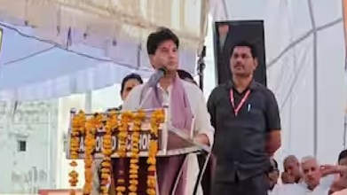 51 डिग्री की गर्मी में प्याज लेकर घूम रहे सिंधिया, कहा - में जमीन से जुड़ा हुआ इंसान हूँ,  AC नहीं चलाता,,,