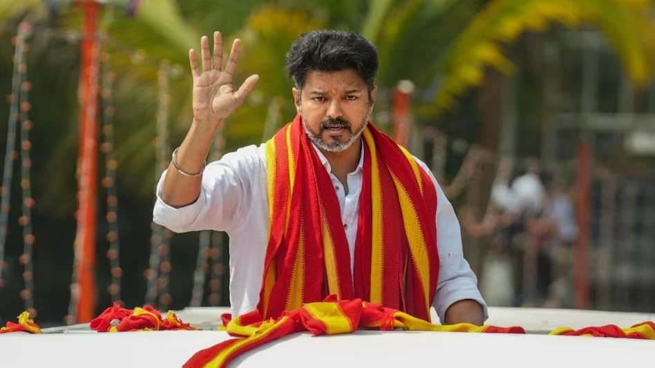 ‘थलापति’ का कमाल: पहले ही चुनाव में 100+ सीटों के करीब पहुंची Vijay की पार्टी