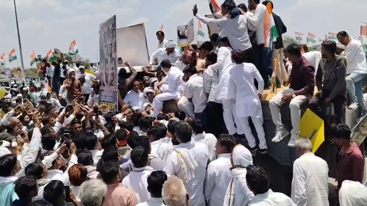 किसानों के मुद्दे पर कांग्रेस का महा-प्रदर्शन, NH-52 पर लगा लंबा जाम