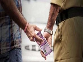 दुर्ग में पुलिस के दो वीडियो वायरल: एक पर रिश्वत लेने का आरोप, दूसरा आरोपी से गले मिलता दिखा