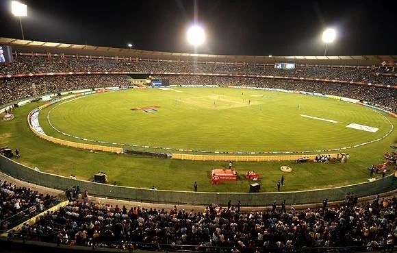 IPL मैच देखने पहुंचे दर्शकों को लगा झटका! पानी 150 रुपये, दोगुने-तीन गुने दाम पर बिका खाना 