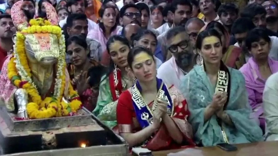 UJJAIN NEWS : महाकाल के दर्शन के लिए पहुंची एक्ट्रेस तमन्ना भाटिया, भस्म आरती में हुई शामिल, लिया आशीर्वाद