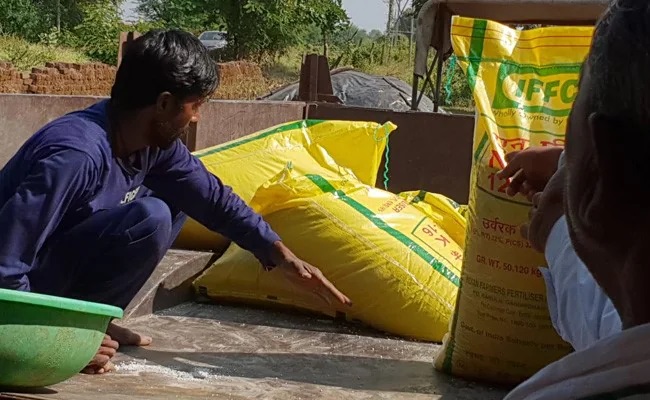 एक-एक बोरी खाद के लिए परेशान किसान, समिति प्रबंधन पर उठे सवाल