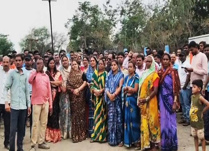 अल्ट्राटेक प्लांट के बाहर ग्रामीणों का प्रदर्शन, कई गेटों पर चक्काजाम