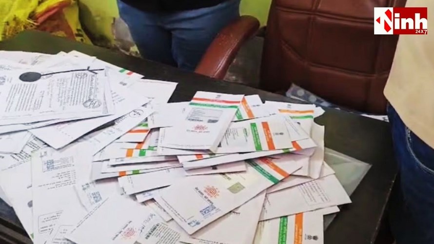 पश्चिम बंगाल में TMC ऑफिस से मिले आधार कार्डों का जखीरा, सरकारी जमीन डील के कागजात भी जब्त...