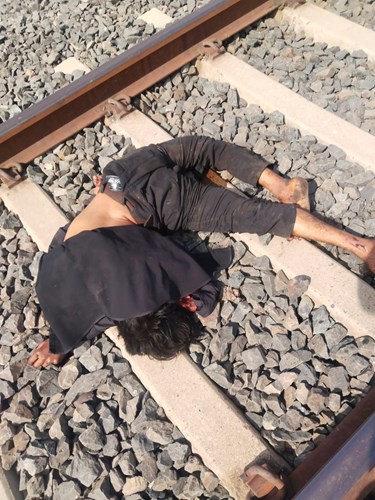 Alirajpur news : रेलवे ट्रैक पर मिला अज्ञात व्यक्ति का शव, मची अफरा तफरी, जांच में जुटी पुलिस 