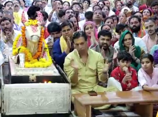 ujjian news : महाकाल की शरण में पहुंचे फिल्म निर्माता मधुर भंडारकर, अभिनेता जय भानुशाली और अभिनेत्री आरती सिंह, लिया आशीर्वाद 