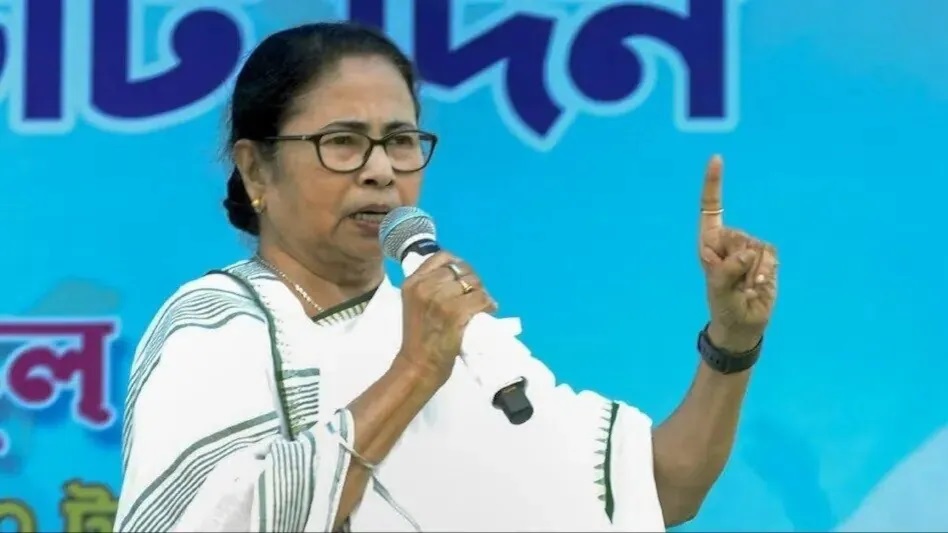 अभिषेक बनर्जी पर कथित हमले के विरोध में ममता बनर्जी का धरना, बंगाल की राजनीति में बढ़ी हलचल