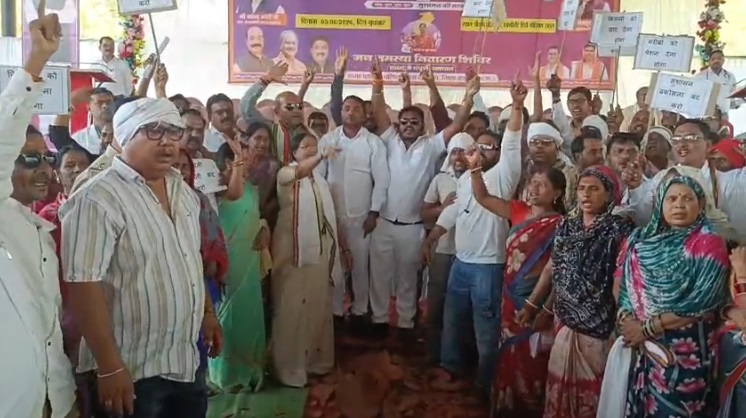 सुशासन तिहार के दौरान खाली मटके और तख्तियां लेकर कांग्रेस का प्रदर्शन, समस्याओं के समाधान को लेकर सौंपा ज्ञापन