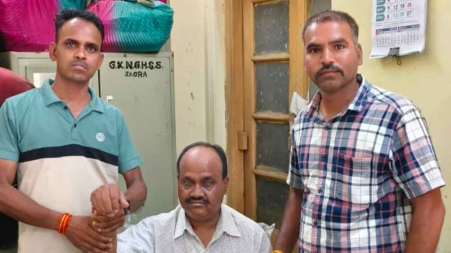 Ratlam news : रतलाम में 10 हजार रुपये की रिश्वत लेते बाबू ट्रैप, शिकायत के बाद लोकायुक्त ने की कार्रवाई 