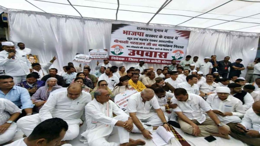 CONGRESS PROTEST : मीनाक्षी के नामांकन रद्द पर MP में मचा बवाल,  प्रदेशभर में धरना-उपवास पर बैठे कांग्रेसी, बीजेपी पर बोला हमला 