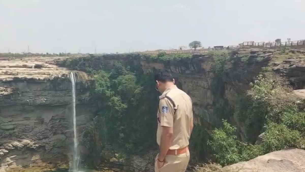 REWA NEWS : क्योटी वाटर फॉल में दुखद हादसा, 200 फीट गहरी खाई में गिरकर 2 युवकों की मौत, तलाश में जुटी पुलिस 