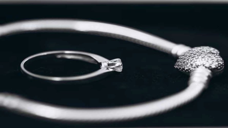  Silver Benefits : चांदी पहनना क्यों माना जाता है शुभ?  कुंडली से लेकर स्वास्थ्य को कैसे पहुंचता है सीधा लाभ 