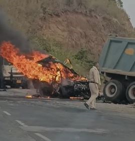 JALABPUR NEWS : जबलपुर में हाईवा से टकराई स्कार्पियो, मिनटों में कार बनी आग का गोला, 2 की जिंदा जलकर मौत 