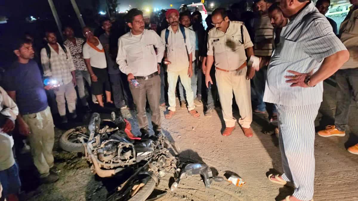 MAIHAR NEWS:  मैहर में खून से लाल हुई सड़क ! घर जा रहे पिता-पुत्र को स्लीपर बस ने उतारा मौत के घाट, एक घायल 